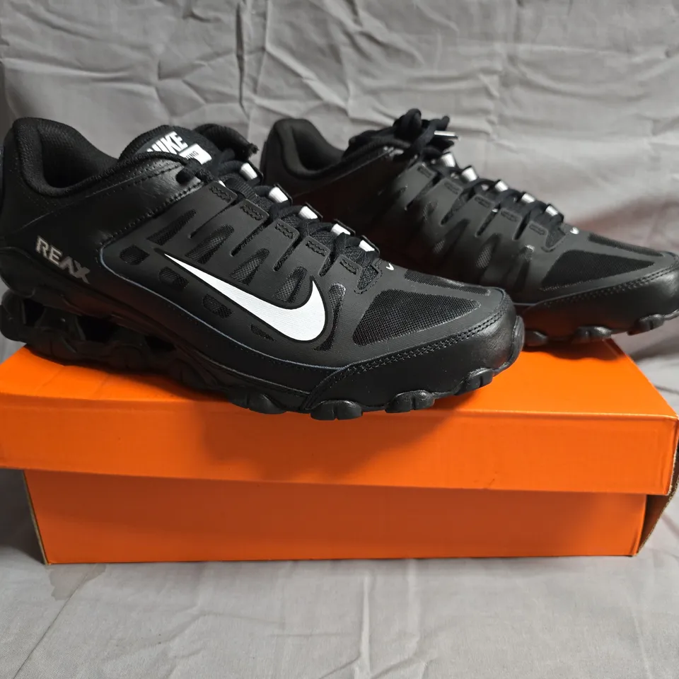 BOXED PAIR OF NIKE REAX TRAINERS IN BLACK/WHITE SIZE UK 8.5