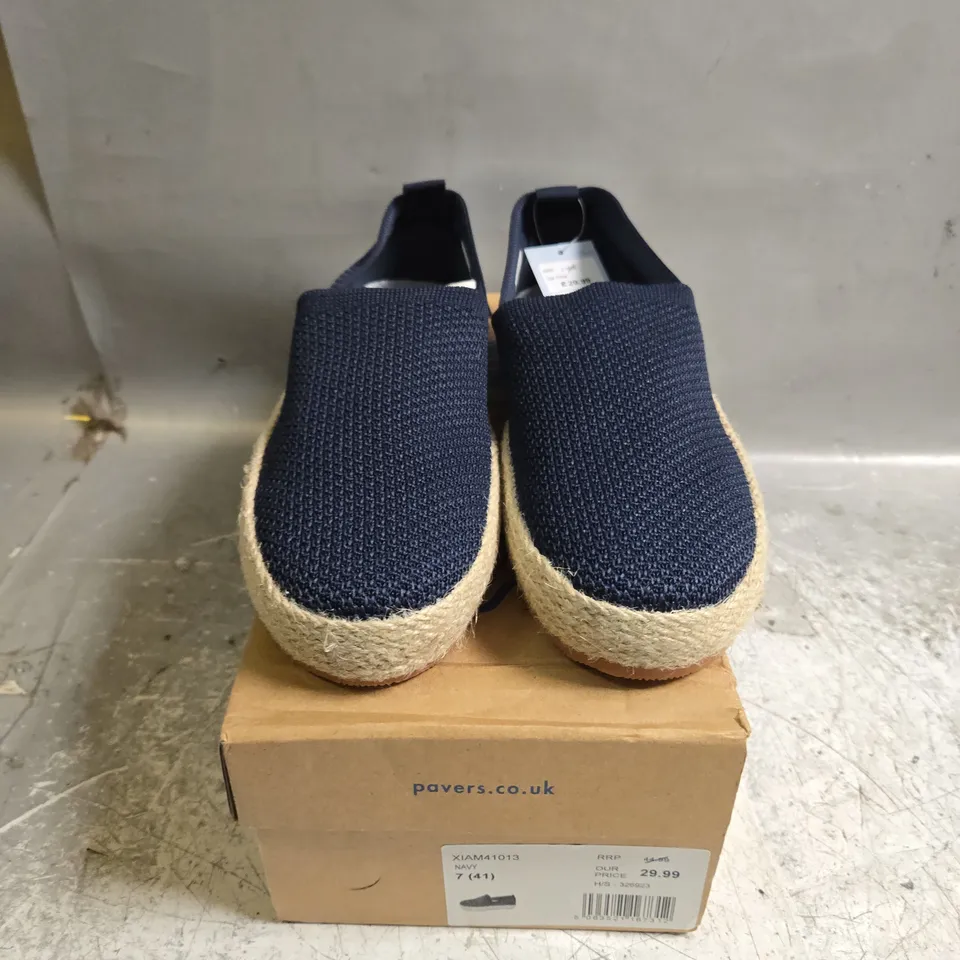BOXED PAVERS LOATHERS SIZE 7