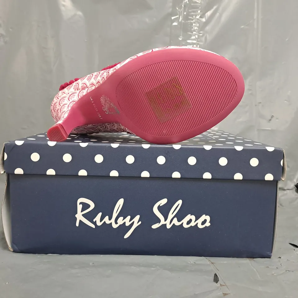 BOXED PAIR OF BUBY SHOO HEELED SHOES IN PINK/WHITE SIZE UK 5