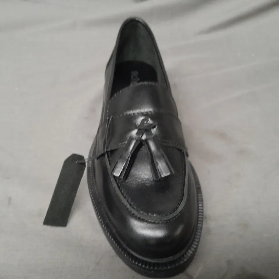 BOXED PAIR OF SCHUH LOAFERS W. TASSEL IN BLACK UK SIZE 6