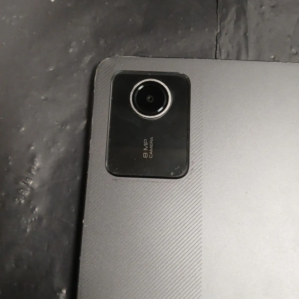 LENOVO TABLET – SILVER, 8MP REAR CAMERA, CRACKED FRONT DISPLAY