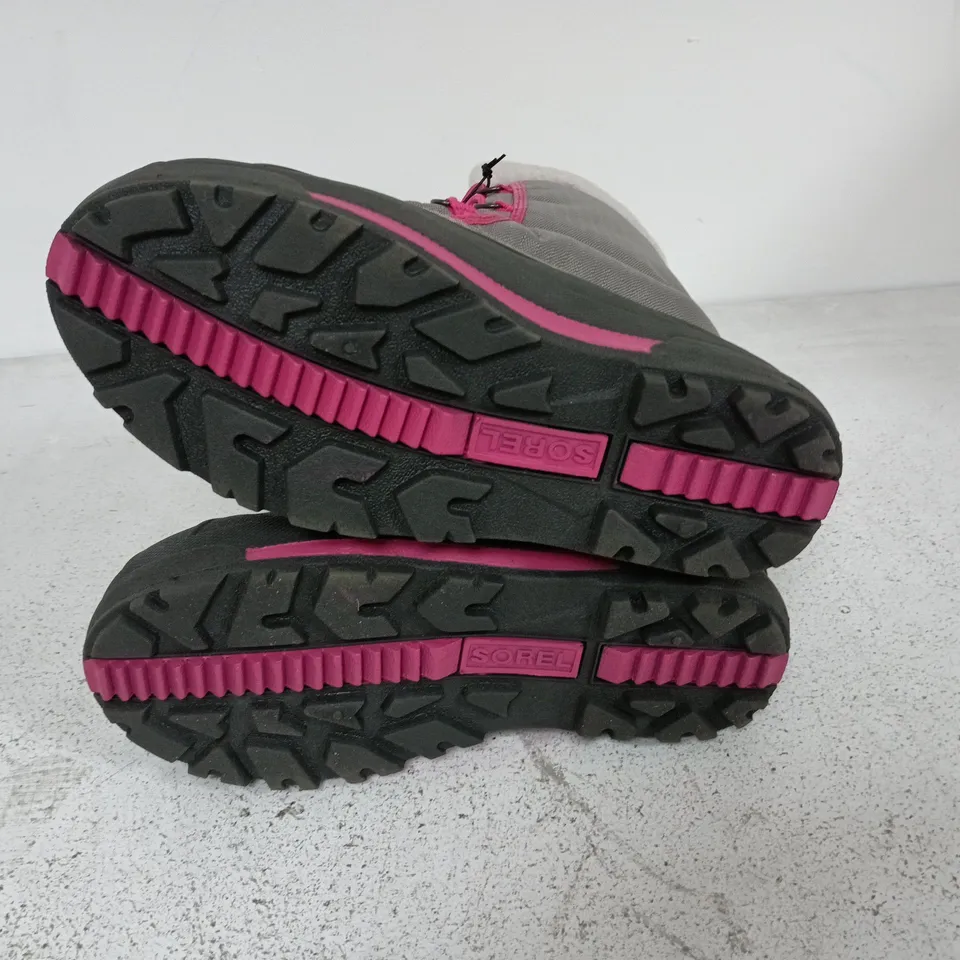 BOXED PAIR OF SOREL YOUTH CUMBERLAND 2 BOOTS IN LIGHT GREY/PINK - UK 5.5