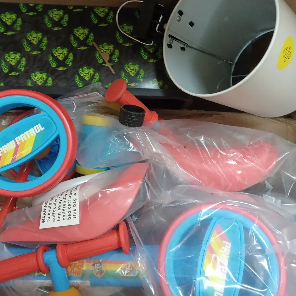 BOX OF APPROXIMATELY 5 ASSORTED HOUSEHOLD ITEMS TO INCLUDE STACEY SOLOMON SET OF 3 STORAGE BOXES, ETC - COLLECTION ONLY