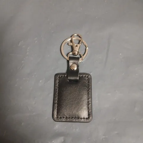 Anthony James Key Ring β Black Leather Square Tag