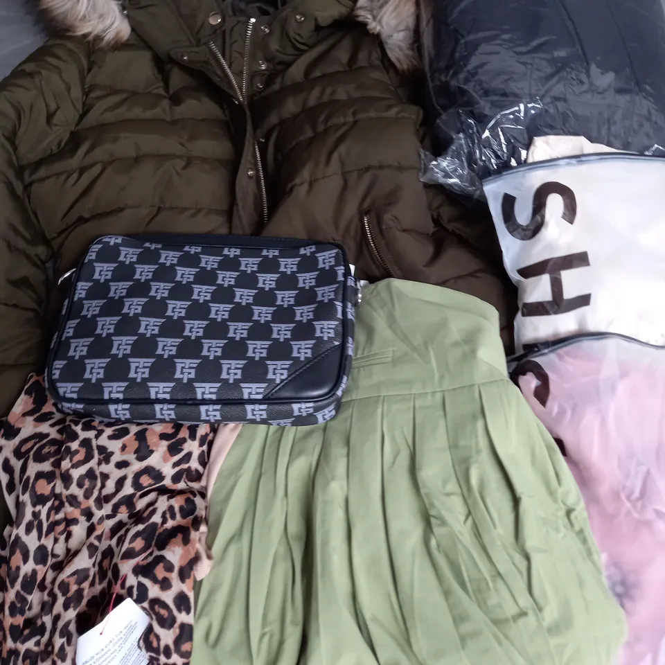 BOX OF APPROXIMATELY 25 ASSORTED CLOTHING ITEMS TO INCLUDE - BAG, JACKETS, DRESS ETC