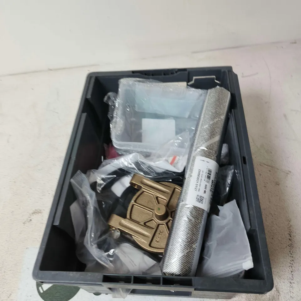 TOTE OF APPROXIMATELY 12 ASSORTED ITEMS TO INCLUDE: SOLID BRASS PAPERWEIGHT R