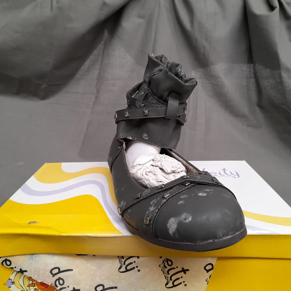 BOX OF APPROX 16 DEITY JUNIOR GREY OPEN TOP SHOES IN VARIOUS SIZES