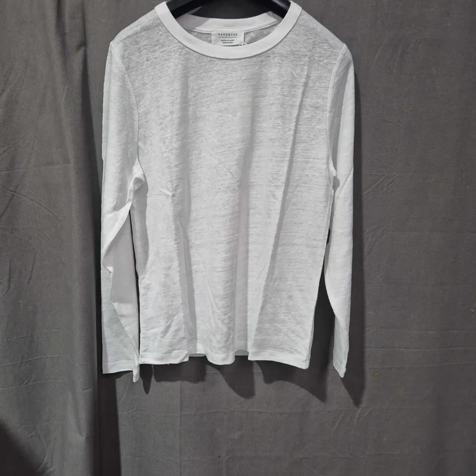 APROXIMATLY 25 ITEMS INCLUDING TOPS,BLAZER,CARDIGEN ECT