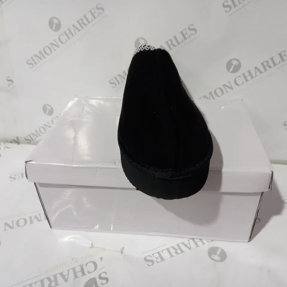 KRUCH SIZE 7 BLACK SHOES