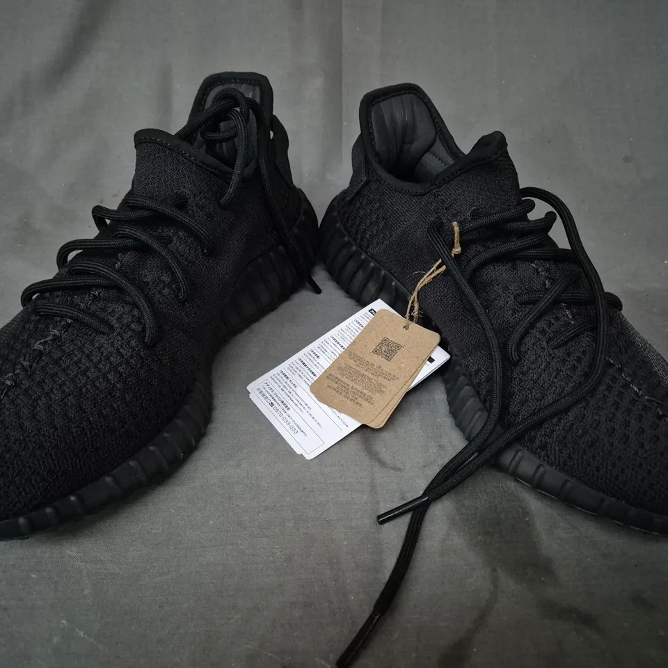 BOXED PAIR OF ADIDAS YEEZY BOOST 350 V2 SHOES IN ONYX UK SIZE 8.5