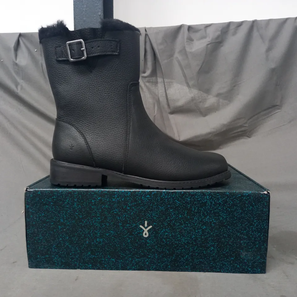 BOXED PAIR OF EMU AUSTRALIA LOW HEEL ANKLE BOOTS IN BLACK SIZE 7