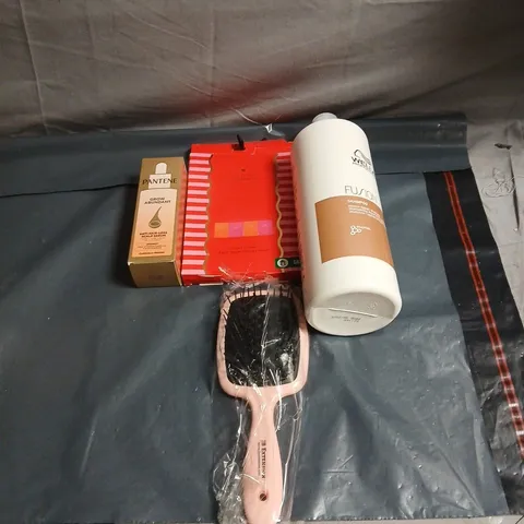 APPROXIMATELY 15 ASSORTED COSMETIC ITEMS TO INCLUDE WELLA 1L FUSION SHAMPOO, FACE MASK COLLECTION, BRUSH, AVON ANEW SCALP SERUM ETC