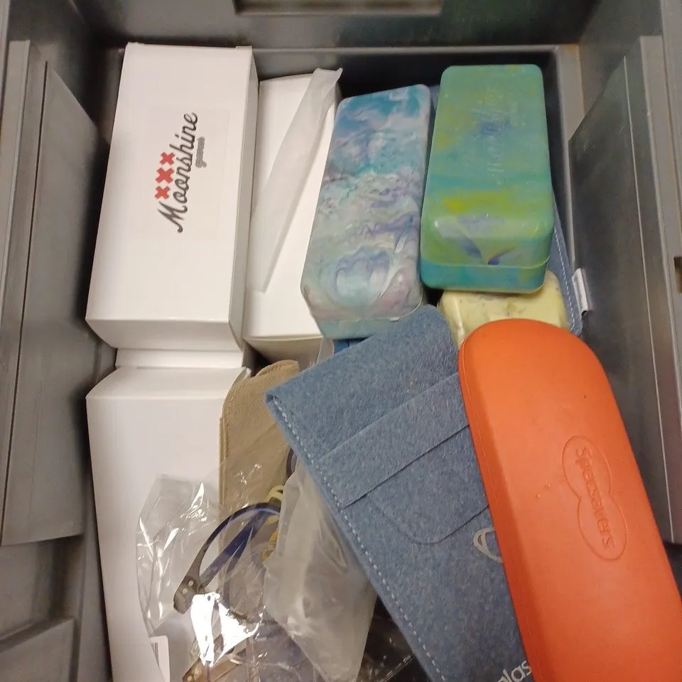 APPROXIMATELY 15 ASSORTED PRESCRIPTION & SUNGLASSES TO INCLUDE MOONSHINE, DIGBY, MELLER ETC