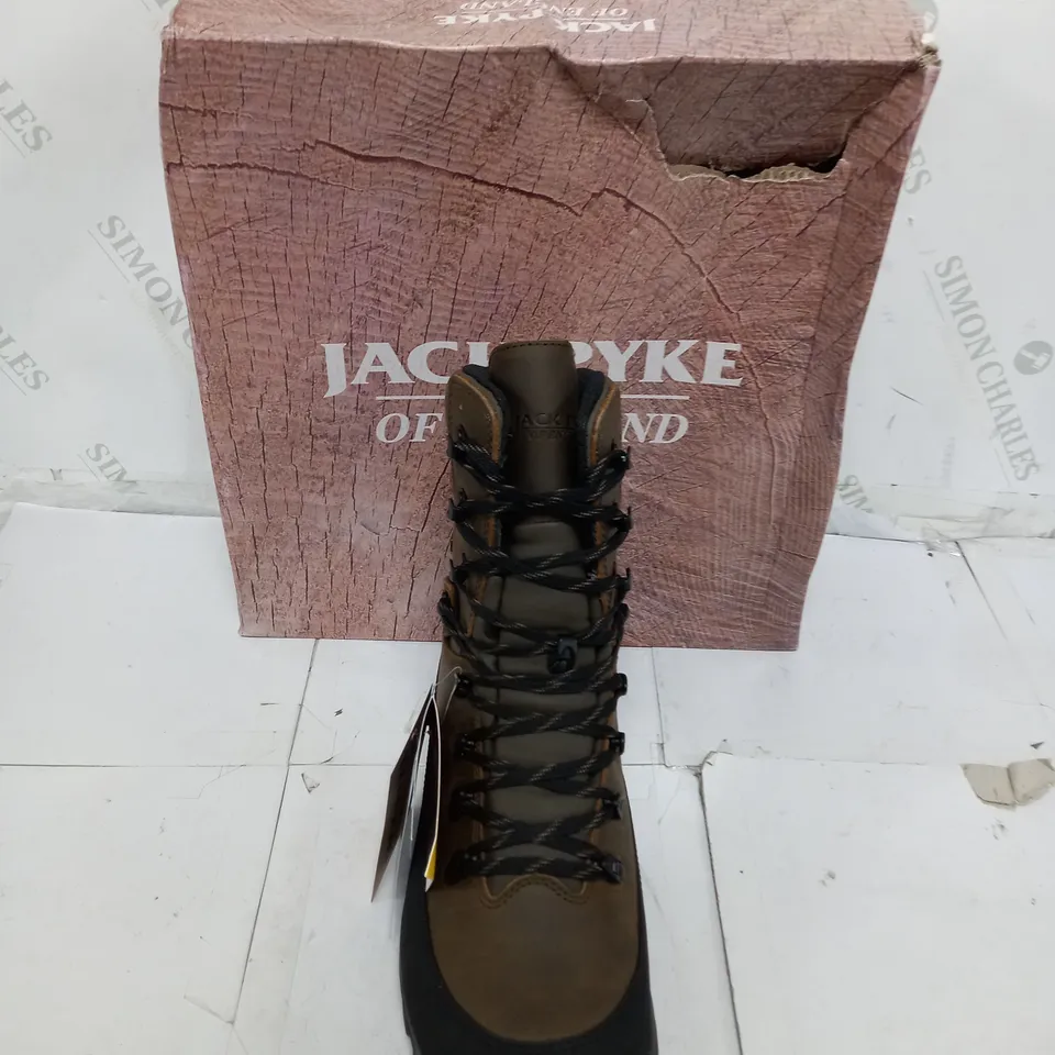BOXED PAIR OF JACK PYKE VIBRAM HUNTERS BOOTS SIZE UK 11