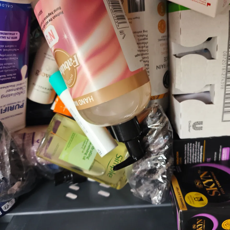 APPROX 12 ASSORTED BEAUTY PRODUCTS TO INCLUDE AUSSIE SHAMPOO, NIVEA SUN CREAM, NONO HAIR REMOVAL DEVICE