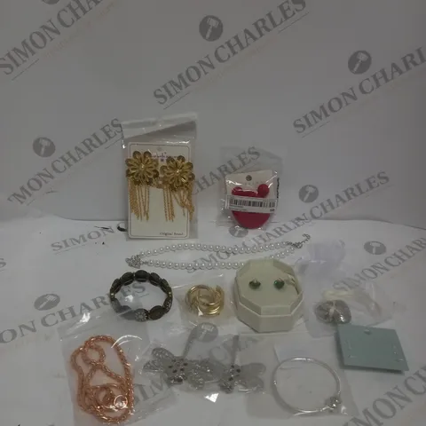 APPROXIMATELY 20 ASSORTED JEWELLERY PRODUCTS TO INCLUDE RINGS, EARRINGS, NECKLACES ETC