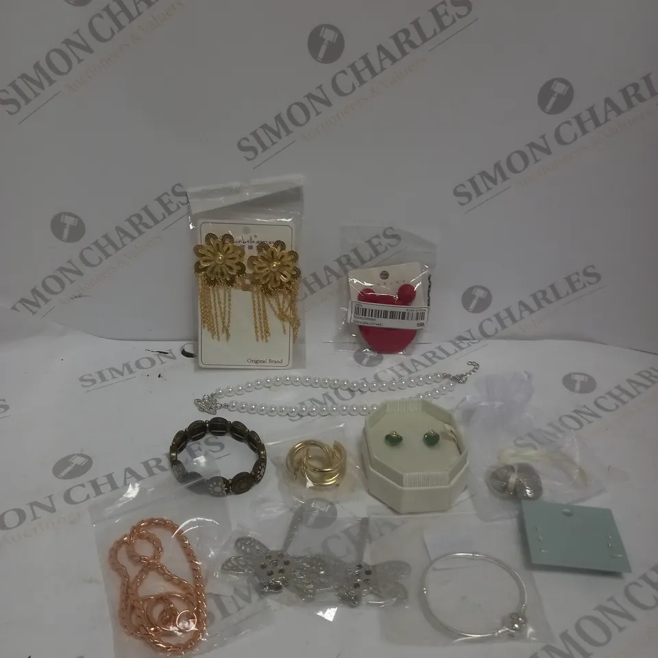 APPROXIMATELY 20 ASSORTED JEWELLERY PRODUCTS TO INCLUDE RINGS, EARRINGS, NECKLACES ETC 