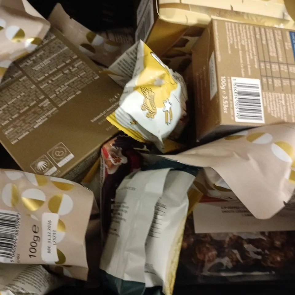 APPROXIMATELY 10 ASSORTED FOOD AND DRINK ITEMS TO INCLUDE GOUDA BISCUITS, POPCORN, GINGERBREAD, ETC