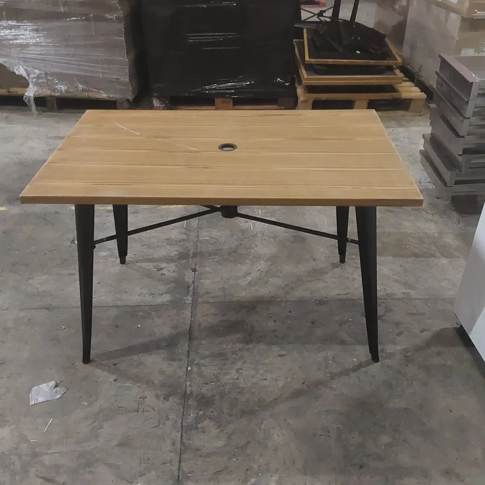 GARDEN TABLE WITH PARASOL HOLE