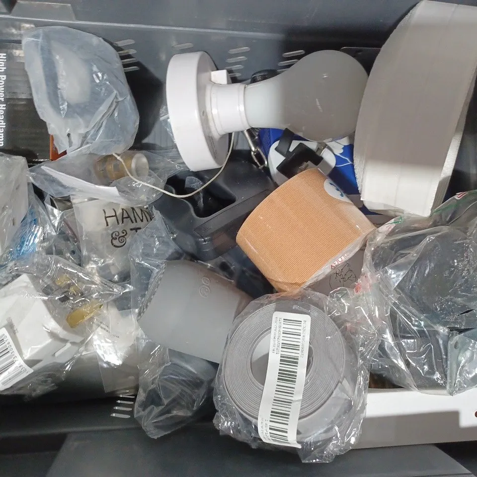 APPROXIMATELY 15 ASSORTED HOUSEHOLD ITEMS TO INCLUDE TINY CUP, SCENT CUP, ETC