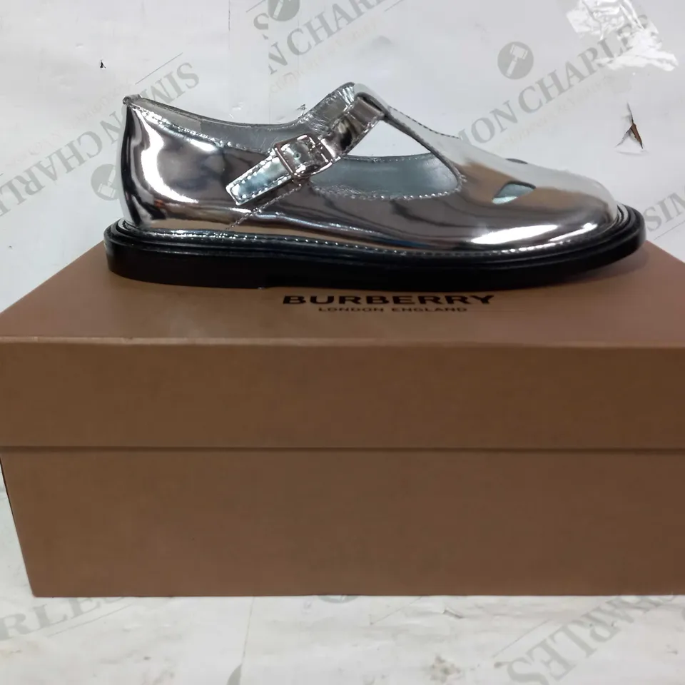 BOXED PAIR OF BURBERRY SHOES IN METALLIC SILVER EU SIZE 40