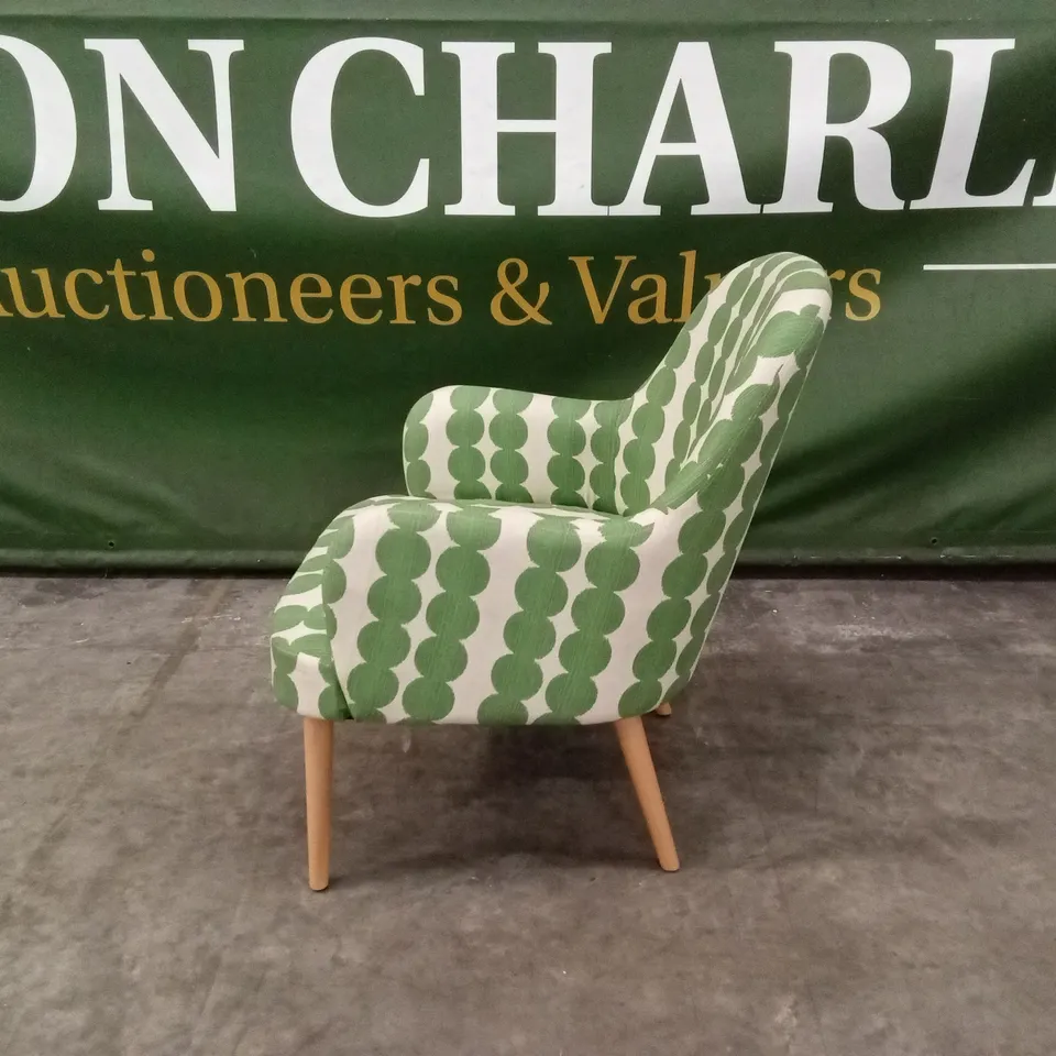 QUALITY DESIGNER DEEP SEAT FABRIC ACCENT CHAIR WITH RETRO PRINT - GREEN