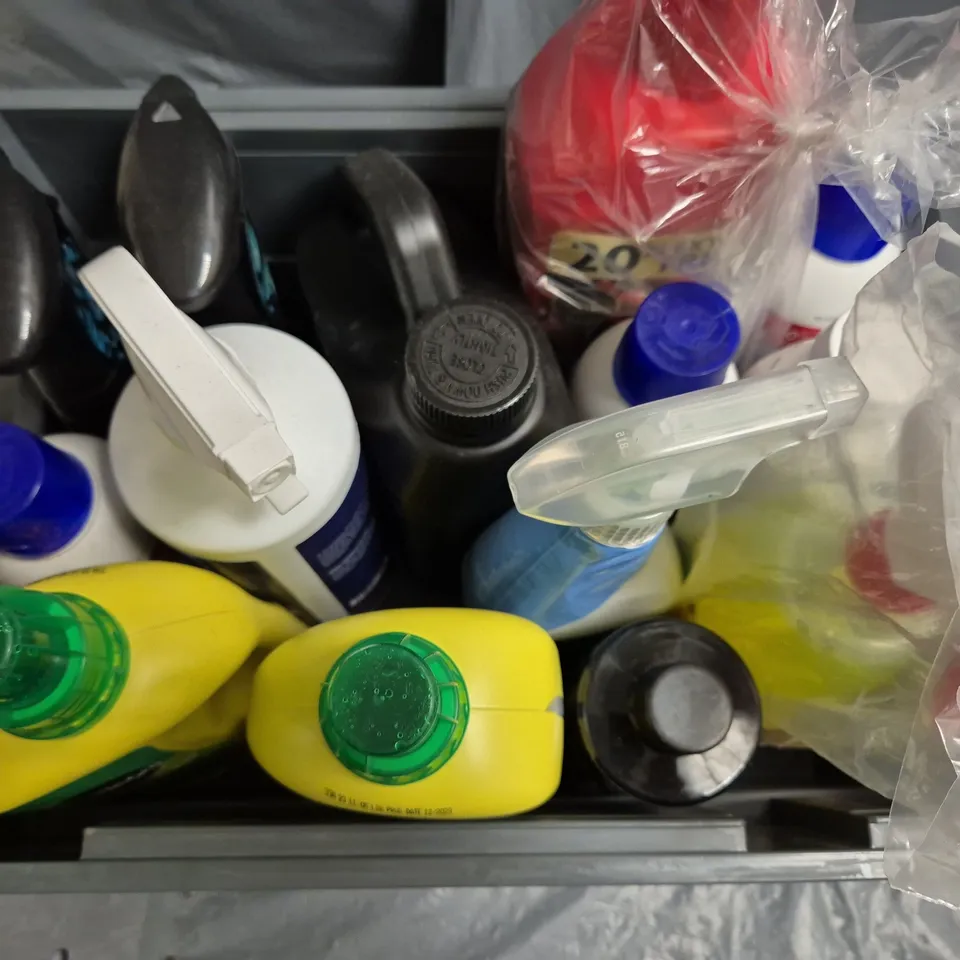 APPROXIMATELY 12 ASSORTED LIQUIDS TO INCLUDE TOMORITE CONCENTRATED TOMATO FOOD, MIRACLE PLANT FOOD FEBREEZE UNSTAOPPABLES, ETC 