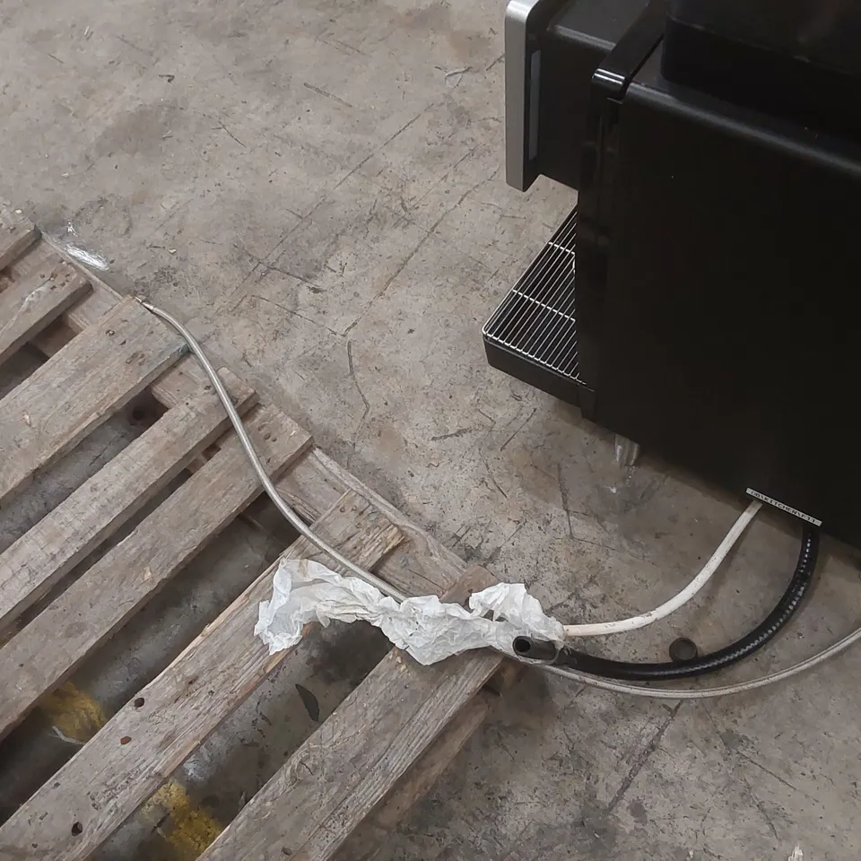 FRANKE A600 COMMERCIAL COFFEE MACHINE WITH MILK CHILLER (2 ITEMS)