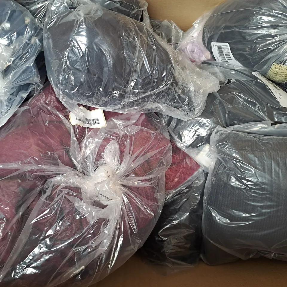 BOX OF APPROXIMATELY 20 ASSORTED CLOTHING AND FASHION ITEMS IN VARIOUS STYLES, SIZES, AND COLOURS TO INCLUDE RUTH LANGSFORD, KIM & CO, ETC