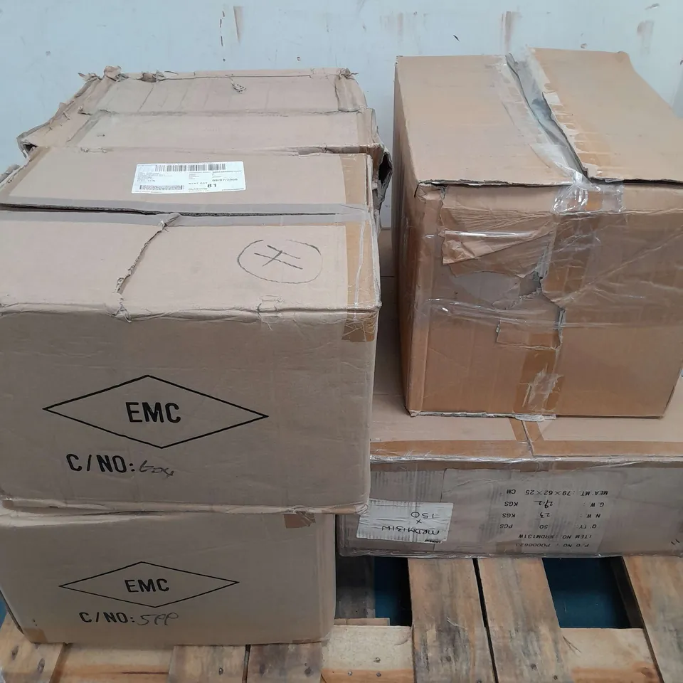 PALLET OF APPROX 160 ASSORTED EMCOLITE LIGHTS TO INCLUDE PL425 AND PL024 DOWNLIGHTS AND MRDM131 GIMBAL - COLLECTION ONLY