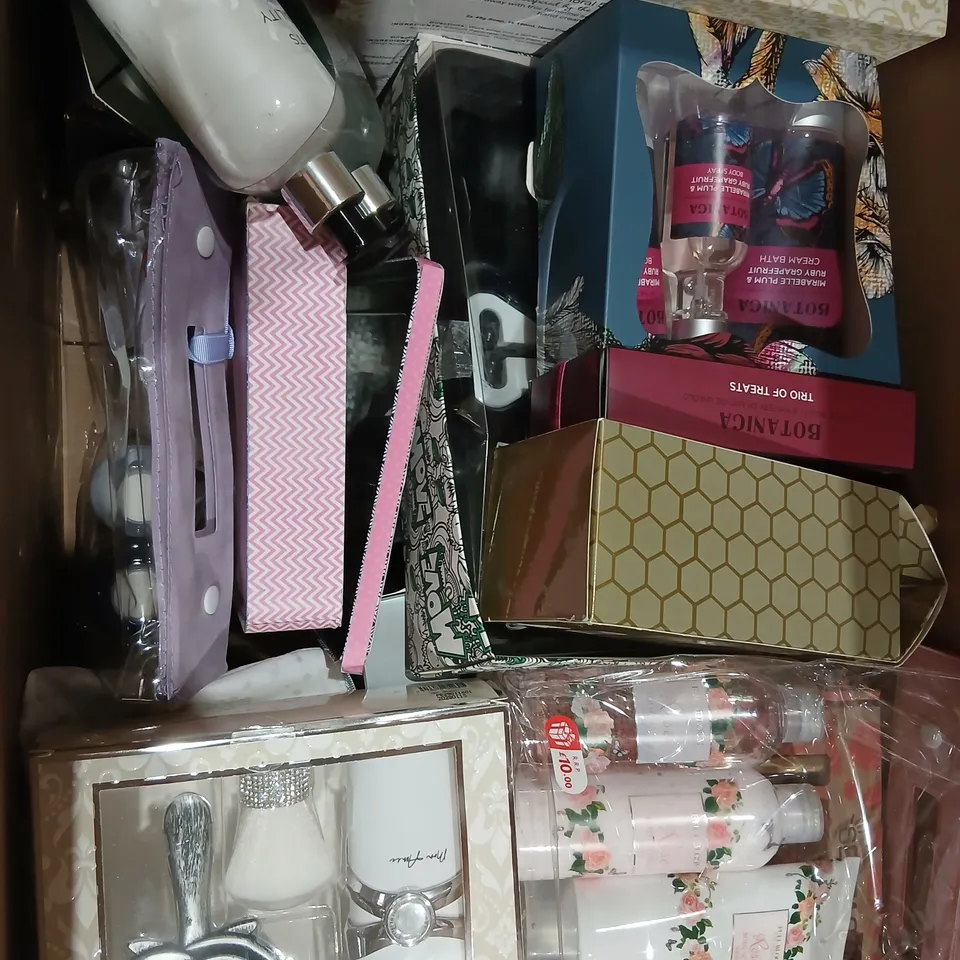 APPROXIMATELY 15 ASSORTED GIFT SETS TO INCKUDE; EKIZABETH ARDEN, MY PAMPERED PRINCESS, DEAR BODY AND CARRERA