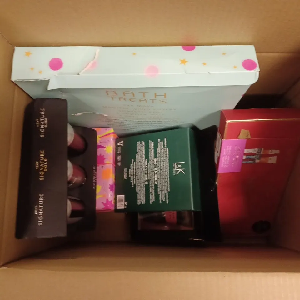 APPROXIMATELY 10 FRAGRANCE AND COSMETIC BOXSETS TO INCLUDE LYNX GOLD SET, REVOLUTION PRETTY IN PINK MAKEUP COLLECTION, LOREAL MEN EXPERT COOL POWER DUO, ETC