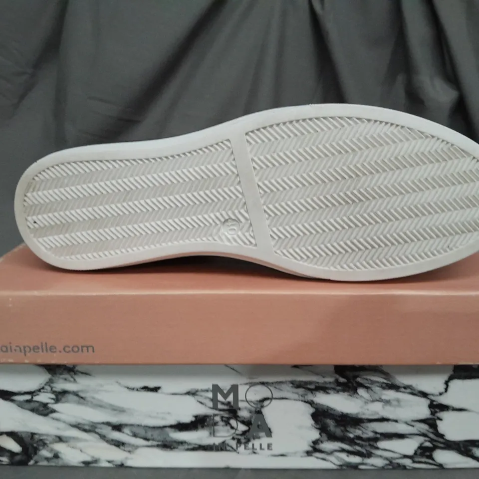 BOXED PAIR OF MODA IN PELLE ASTRIPE GREY LEATHER TRAINERS - SIZE 7