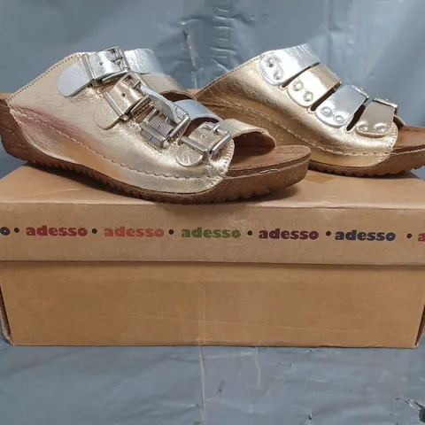 BOXED PAIR OF ADESSO LEATHER SANDALS IN METALLIC GOLD/SILVER SIZE 4