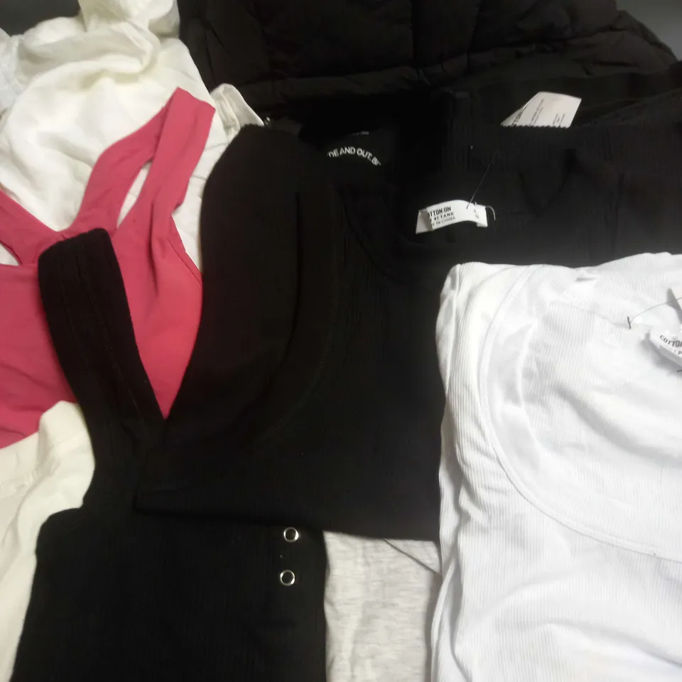 BOX OF APPROXIMATELY 10 ASSORTED CLOTHING ITEMS TO INCLUDE PUFFER JACKET, VEST TOPS, JEANS ETC