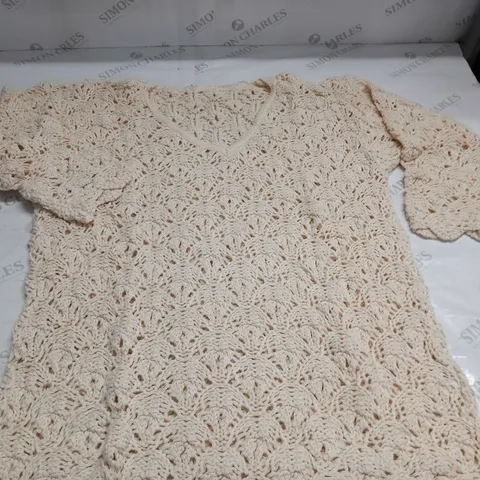 LOT OF APPROXIMATELY 15 CROCHET PULL V-NECK JUMPERS IN ECRU - SIZE UNSPECIFIED