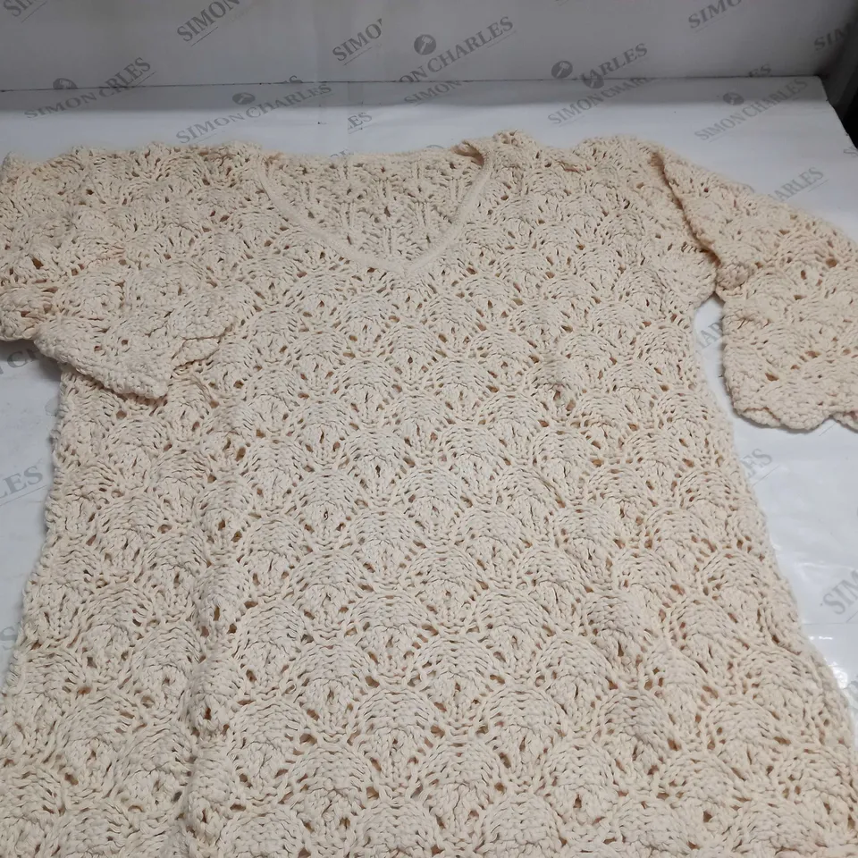 LOT OF APPROXIMATELY 15 CROCHET PULL V-NECK JUMPERS IN ECRU - SIZE UNSPECIFIED