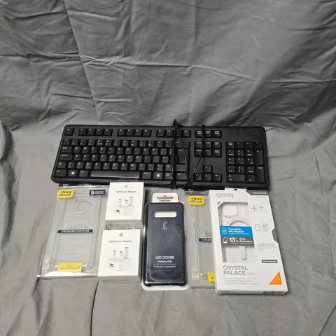 BOX OF APPROX 15 ASSORTED ELECTRICAL ITEMS & ACCESSORIES TO INCLUDE - PHONE CASES - PLUGS - KEYBOARD - ETC