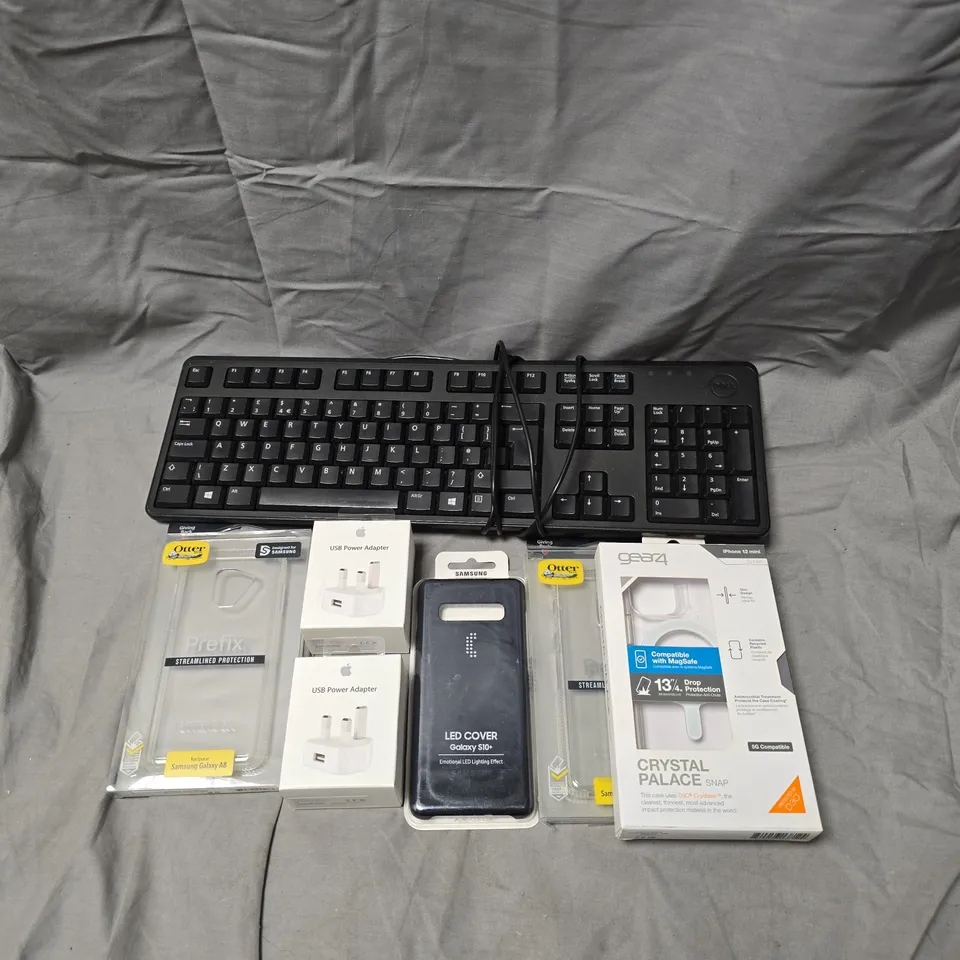 BOX OF APPROX 15 ASSORTED ELECTRICAL ITEMS & ACCESSORIES TO INCLUDE - PHONE CASES - PLUGS - KEYBOARD - ETC