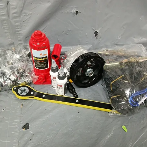 APPROXIMATELY 10 ASSORTED VEHICLE PARTS & ACCESSORIES TO INCLUDE RATCHET STRAPS, 5 TON HYDRAULIC JACK, CAR SCRATCH KIT, ETC - COLLECTION ONLY