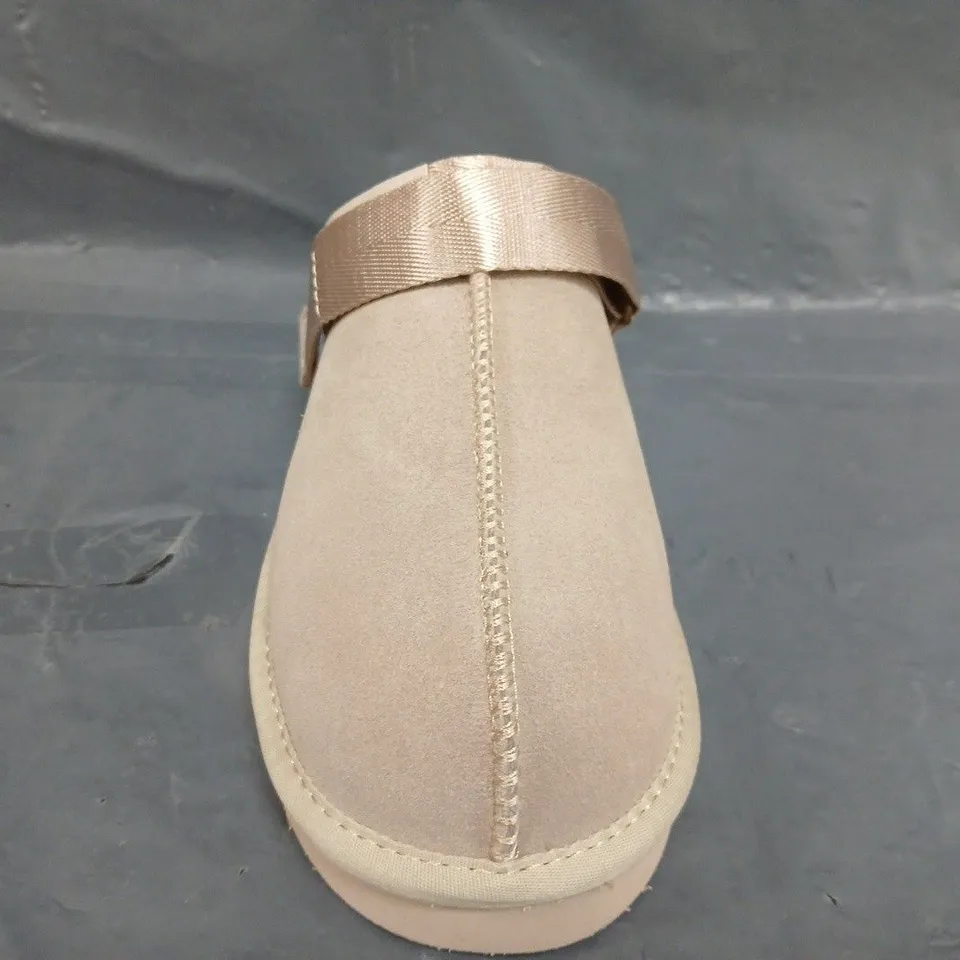 BOXED PAIR OF UGG MULE SLIPPERS IN TAUPE SIZE UK 6