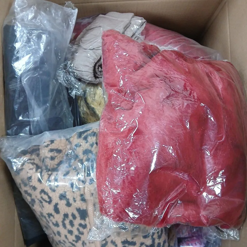 APPROXIMATELY 10 ASSORTED HOUSEHOLD PRODUCTS TO INCLUDE THROW BLANKET, HOT WATER BOTTLE, HAND BAG ETC 