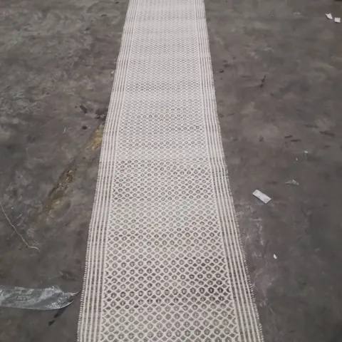 QUALITY DESIGNER AREA RUG - APPROXIMATELY 590X60CM