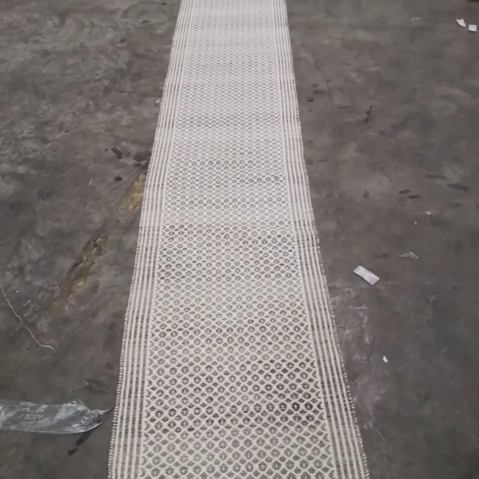 QUALITY DESIGNER AREA RUG - APPROXIMATELY 590X60CM
