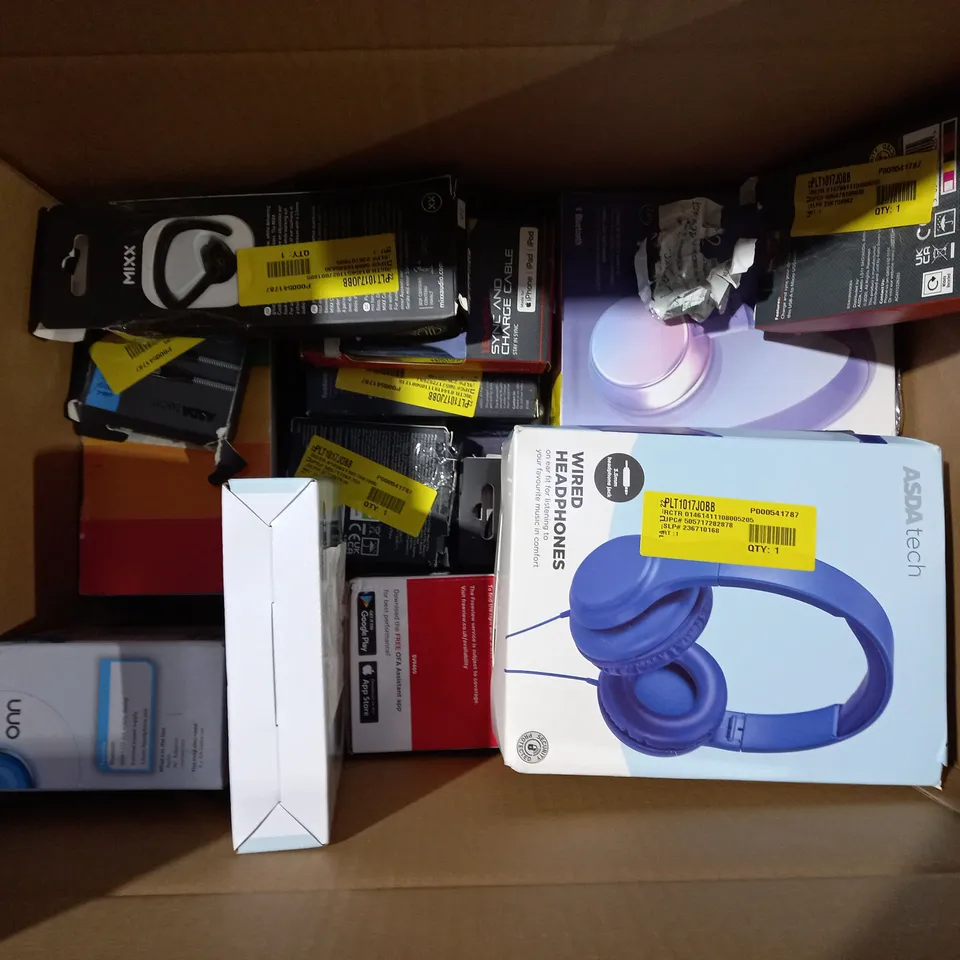 BOX OF APPROX 15 ASSORTED ITEMS TO INCLUDE ONN PORTABLE AM/FM RADIO, BLACKWEB CHARGING PAD, ONE FOR ALL UNIVERSAL REMOTE