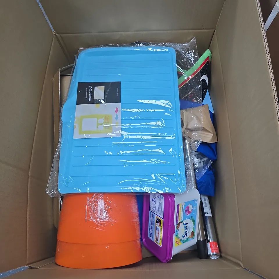APPROXIMATELY 15 ASSORTED HOUSEHOLD ITEMS INCLUDING DRAINING BOARD AND SURF WASHING CAPSULES 