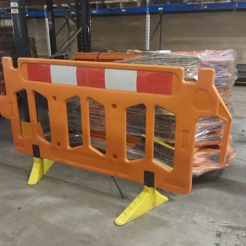 PALLET CONTAINING APPROXIMATELY 22x PLASTIC ROAD BARRIERS 