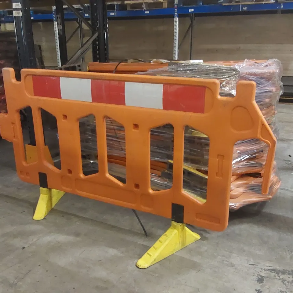 PALLET CONTAINING APPROXIMATELY 22x PLASTIC ROAD BARRIERS 