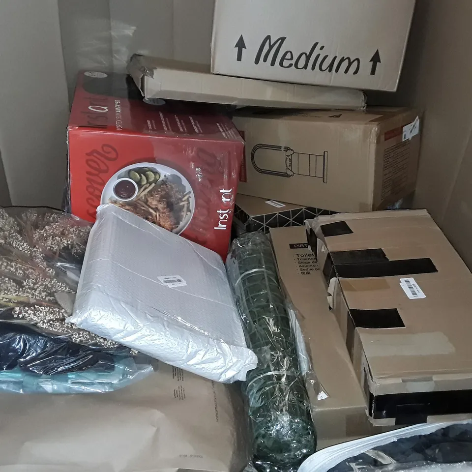 UNPROCESSED PALLET OF ASSORTED ITEMS TO INCLUDE KUMO RICE COOKER, CANISTER VACUUM, SPEAKER STANDS AND ELECTRIC CLEANING BRUSH