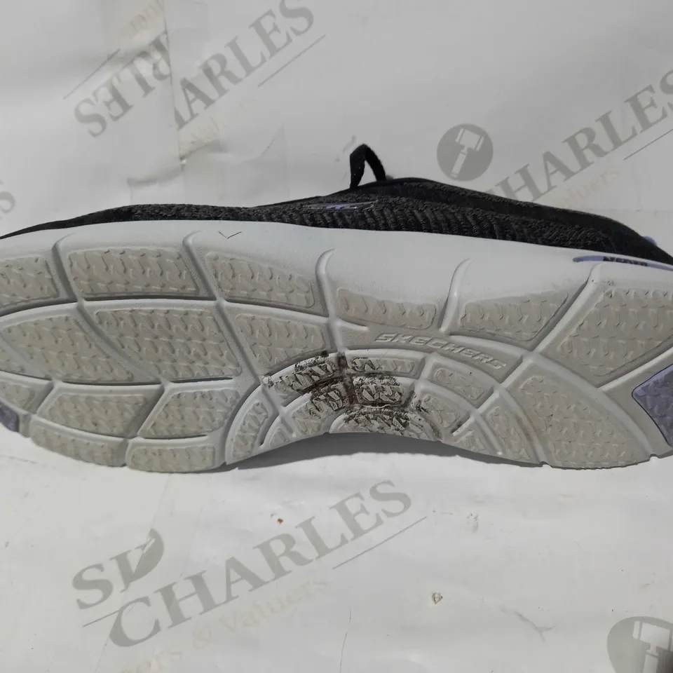 BOXED PAIR OF SKECHERS ARCH FIT TRAINERS (BLACK), SIZE 8 UK